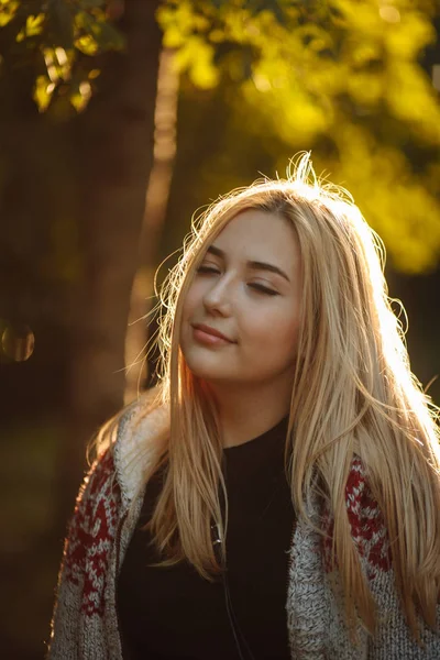 Menina no parque — Fotografia de Stock