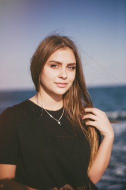 Deniz kenarındaki kız