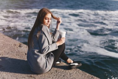 Deniz kenarındaki kız