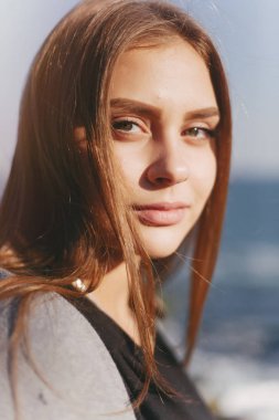 Deniz kenarındaki kız