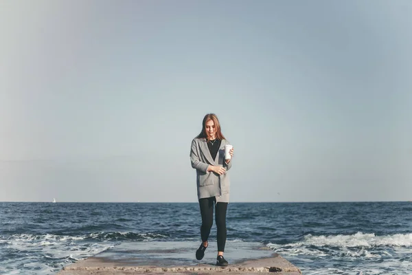 Meisje aan zee — Stockfoto