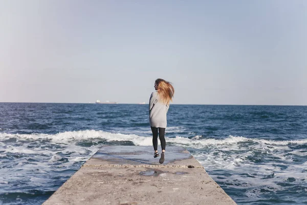 Meisje aan zee — Stockfoto