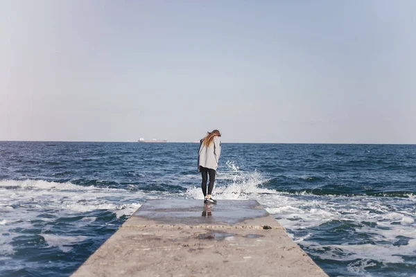 Девушка у моря — стоковое фото