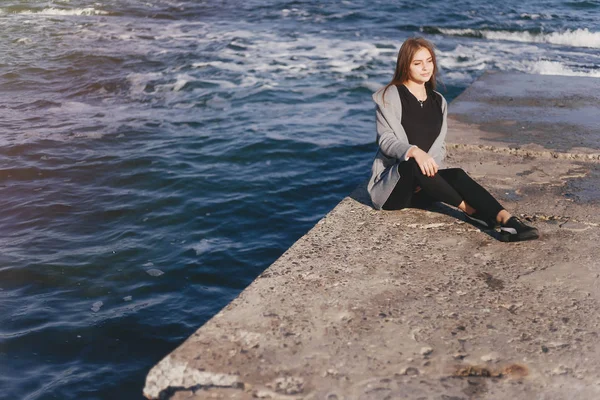 Κορίτσι δίπλα στη θάλασσα — Φωτογραφία Αρχείου