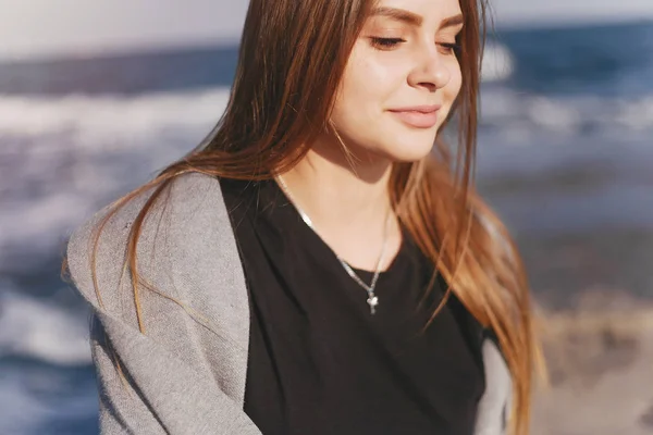 Menina junto ao mar — Fotografia de Stock