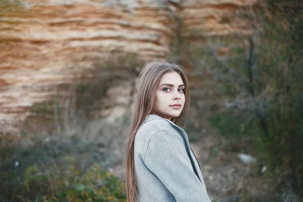 Chica cerca de rocas — Foto de Stock