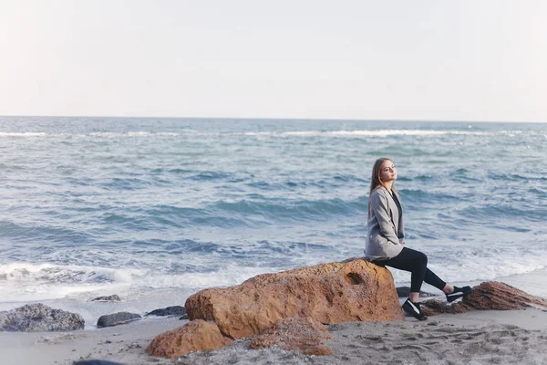 Flicka vid havet — Stockfoto