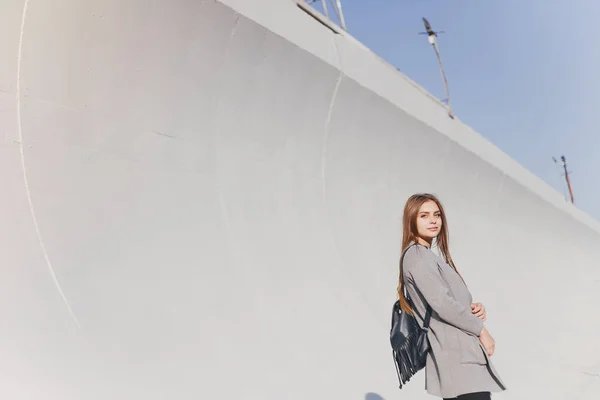 Fille avec sac à dos — Photo