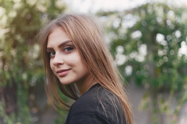 Chica en el parque — Foto de Stock