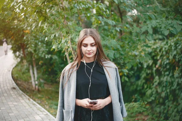 Chica con auriculares — Foto de Stock