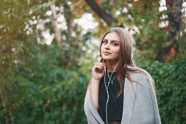 Meisje met hoofdtelefoon — Stockfoto