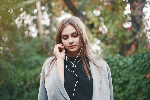 Chica con auriculares — Foto de Stock