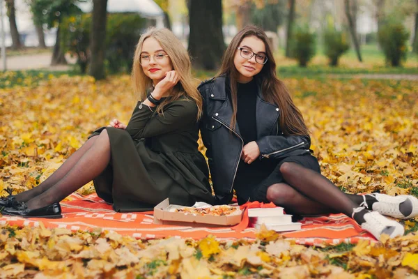 Girls in a park — Stock Photo, Image