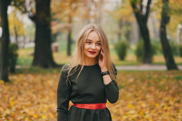 Fille avec téléphone — Photo