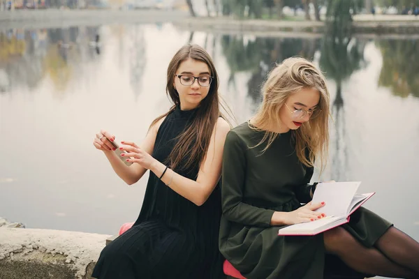 Chicas con libro —  Fotos de Stock