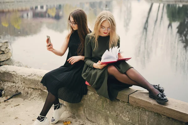 Meninas com livro — Fotografia de Stock