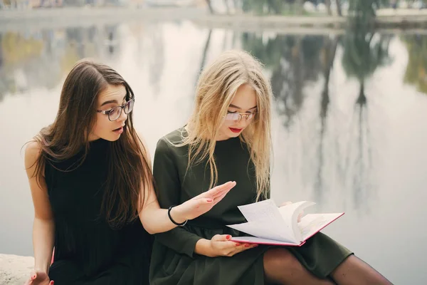 Chicas con libro —  Fotos de Stock