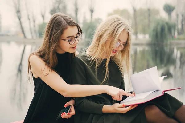 Chicas con libro —  Fotos de Stock