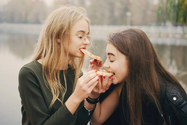 Ragazze con pizza — Foto Stock