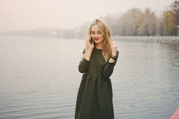 Fille avec téléphone — Photo