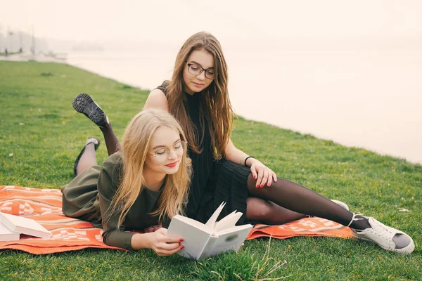 Chicas en un parque —  Fotos de Stock