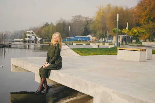 Дівчина біля води — стокове фото