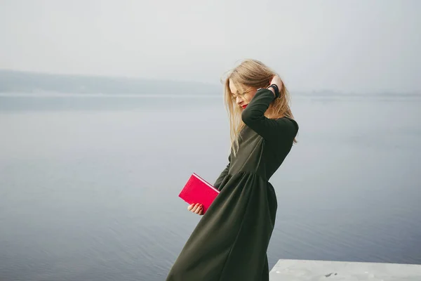 Fille près de l'eau — Photo