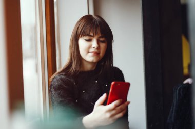 Pencerenin yanındaki kız