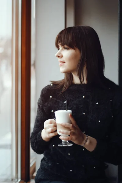 Mädchen am Fenster — Stockfoto