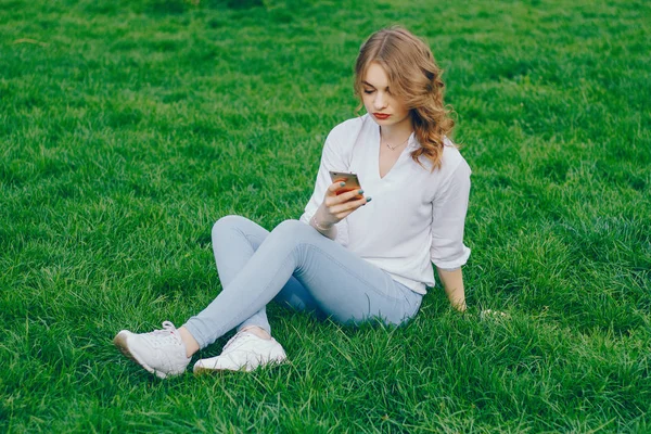 Menina Com Telefone Menina Bonita Parque Descanse Parque — Fotografia de Stock