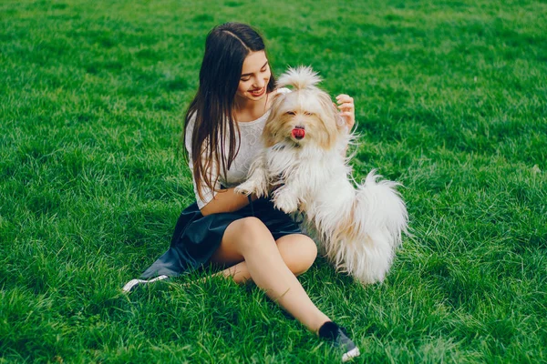 Flickan går i parken med sin hund — Stockfoto