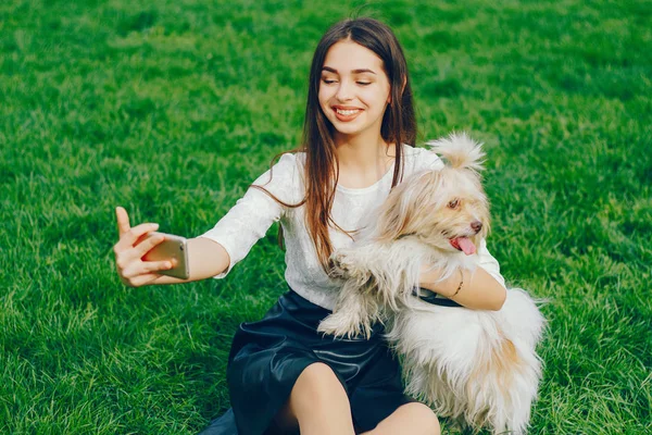 La ragazza cammina nel parco con il suo cane — Foto Stock