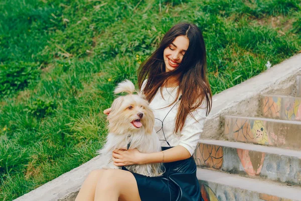 Het meisje wandelingen in het park met haar hond — Stockfoto