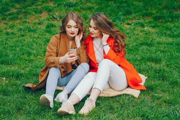 De meisjes lopen in het park.. — Stockfoto