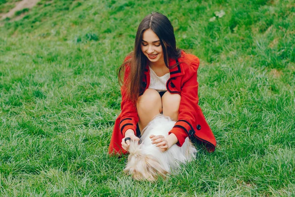 Gadis itu berjalan di taman dengan anjingnya — Stok Foto