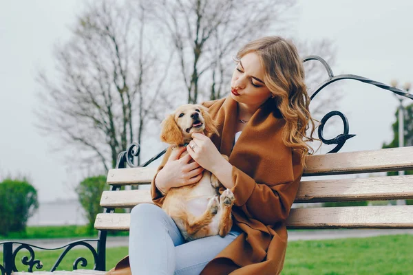 Flickan går i parken. — Stockfoto