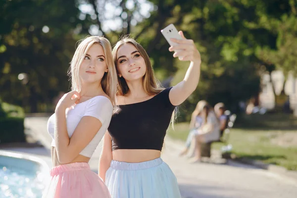 Meisjes bij de fontein — Stockfoto