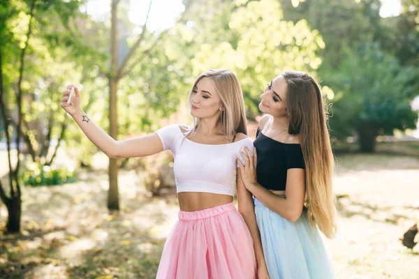 Fille avec téléphone — Photo