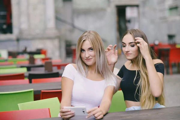 Chicas en la cafetería — Foto de Stock