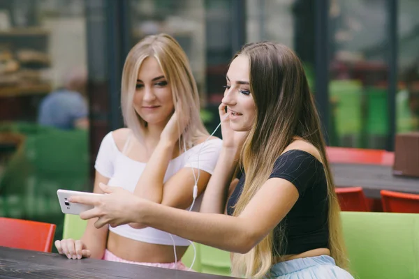 Les filles dans le café — Photo