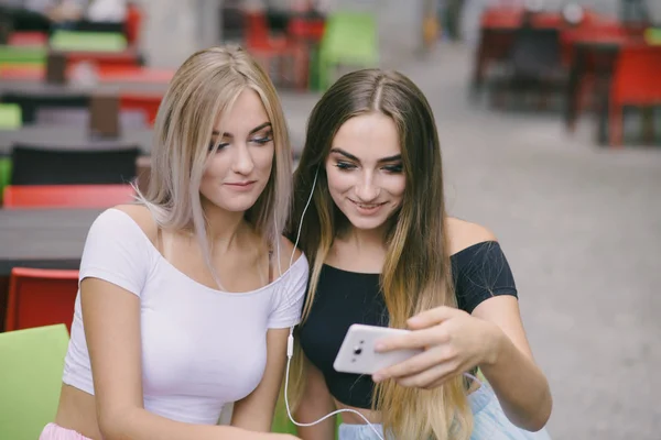 Ragazze in caffè — Foto Stock