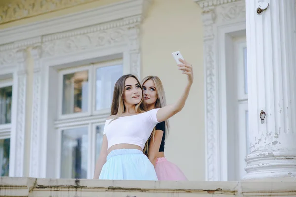 Meisjes met telefoon — Stockfoto