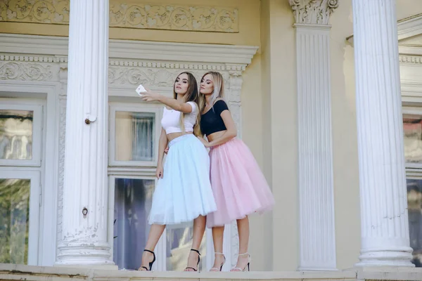 Ragazze con telefono — Foto Stock