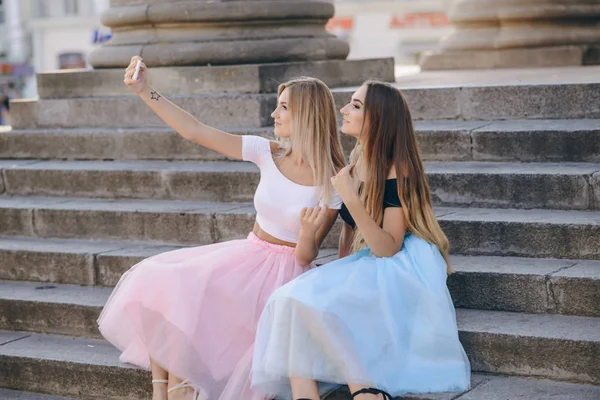 Chicas en falda —  Fotos de Stock