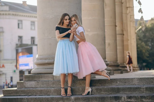 Chica en falda —  Fotos de Stock