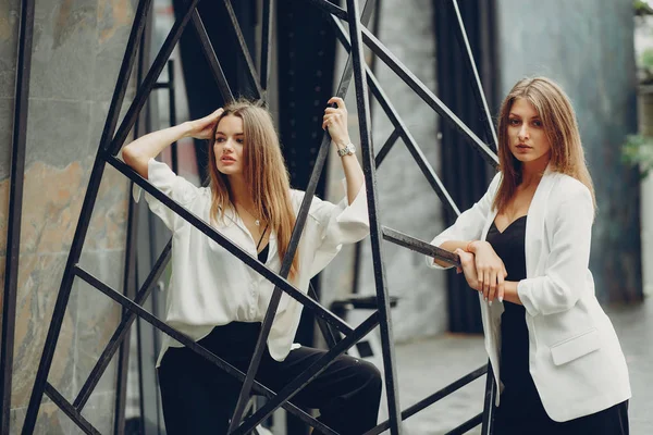 Filles de la mode dans une ville — Photo