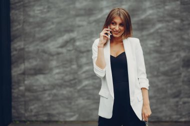 Bir şehirde kız moda