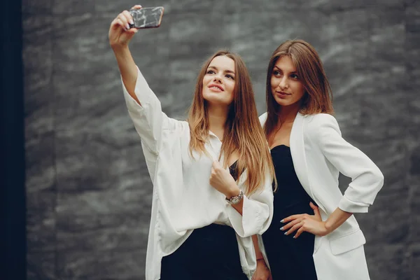 Chicas de moda en una ciudad — Foto de Stock