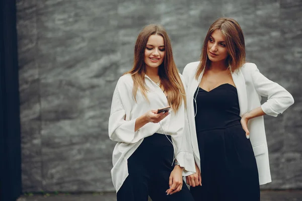 Chicas de moda en una ciudad —  Fotos de Stock