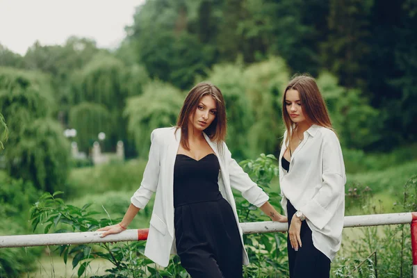 Mode meisjes in een park — Stockfoto
